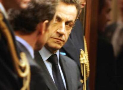 Sarkozy se refleja en un espejo tras recibir una distinción en la basílica romana de San Juan de Letrán, el pasado 20 de diciembre.