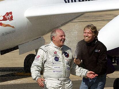 Fosset y Branson celebran, junto al avión, la hazaña del primero.