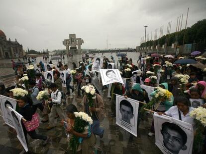 Familiares de los desaparecidos visitan la Basílica de Guadalupe.