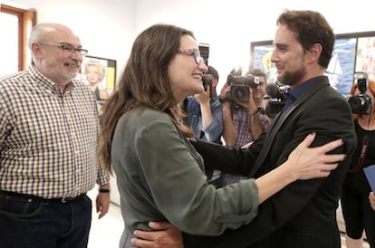 El consejero Alcaraz y la vicepresidenta Oltra saludan a Falciani.