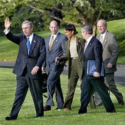 Karl Rove (primero por la derecha) acompaña al presidente George Bush y a su equipo, en la Casa Blanca en  2002.