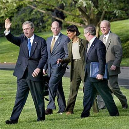 Karl Rove (primero por la derecha) acompaña al presidente George Bush y a su equipo, en la Casa Blanca en  2002.