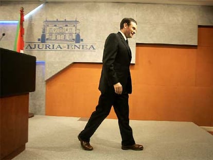 El <i>lehendakari</i>, tras la rueda de prensa en la que ha anunciado la fecha de los comicios autonómicos.