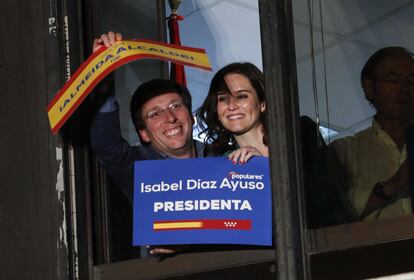 Desde la izquierda, José Luis Martínez-Almeida, candidato del PP a la alcaldía de Madrid; Isabel Díaz Ayuso, a la Comunidad, y Pío García Escudero, presidente del PP de Madrid, en una de las ventanas de la sede del PP en Génova, en la celebración de los resultados de las elecciones municipales, autonómicas y europeas del 26-M. Martínez-Almeida será el nuevo alcalde de Madrid y Díaz Ayuso, presidenta de la Comunidad con los votos del PP, Ciudadanos y Vox (67 de 132).