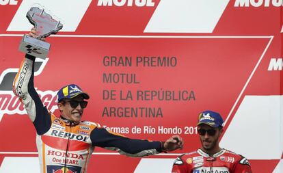 Marc Márquez, celebra en el podio junto a Dovizioso.