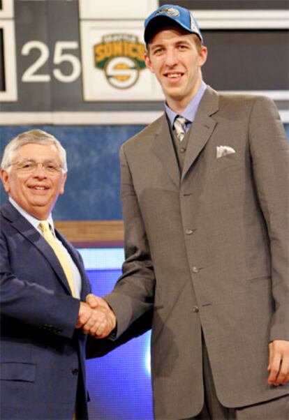 Fran Vázquez recibe las felicitaciones del comisionado de la NBA David Stern.