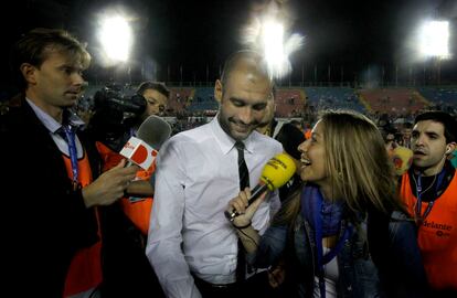 Guardiola no se ha librado de ser mojado con Champagne durante la celebración de los futbolistas en el césped. Así ha atendido a los periodistas.