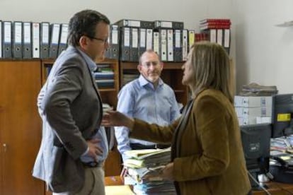 El magistrado Jose Luis Mendoza conversa con la fiscal Rosa Guiralt en presencia del secretario judicial, Antonio Márquez.