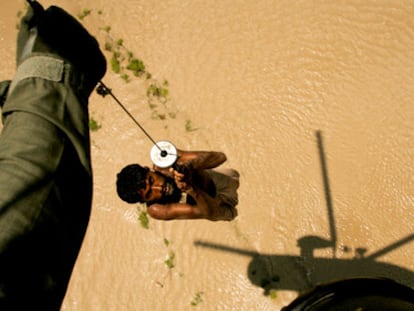 Un campesino es rescatado por un helicóptero de la Armada paquistaní en la región de Ghaus Pur, en la provincia de Sindh.