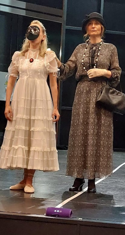 Sonia de Munck y Sandra Ferrández, en un momento de la ópera 'Hidelgart'.