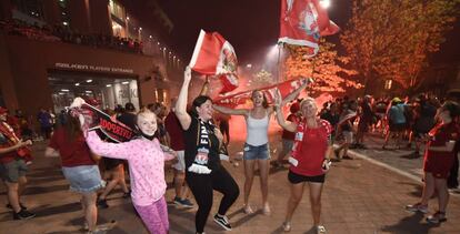 Aficionados del Liverpool FC, celebrando su victoria en la Premier League, el jueves fuera del estadio.