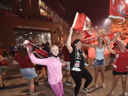 Aficionados del Liverpool FC, celebrando su victoria en la Premier League, el jueves fuera del estadio.