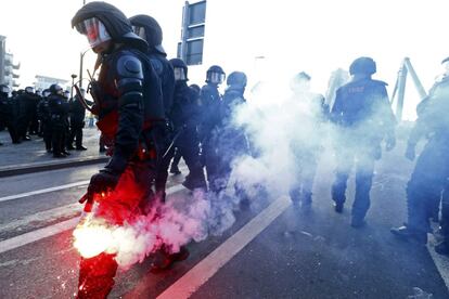 Miles de manifestantes han llegado a la capital financiera de Alemania de otros países de Europa para protestar por lo que consideran un derroche en años de dura crisis económica.