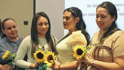 Lilian (segunda de izquierda a derecha), tras ser liberada luego de pasar siete años en una prisión salvadoreña, junto a otras mujeres que fueron puestas en libertad previamente.