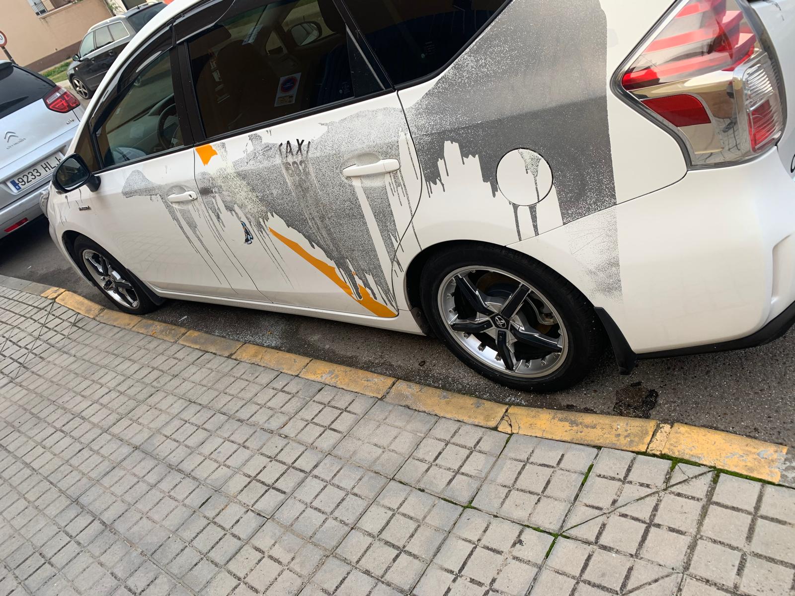 Un taxi vandalizado con ácido decapante en 2019. / CEDIDA