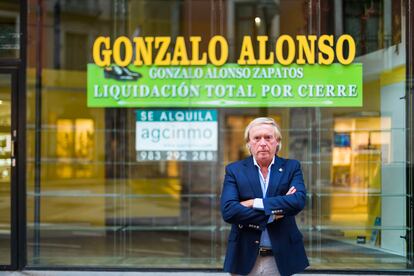 Gonzalo Alonso frente al escaparate de su zapatería cerrada en Valladolid.