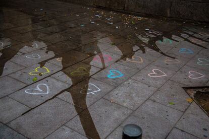 "Me encanta la idea de poder expresarse de este modo y mostrar como cambia totalmente la manera en que vemos un dibujo en la calle. Como no es lo mismo ver un grafiti que la mayoría de las veces solo parecen rayones a dibujar corazones de colores a lo largo de la acera y poderle dar un momento de alegría a la gente en estos tiempos tan difíciles", concluye Coronel.