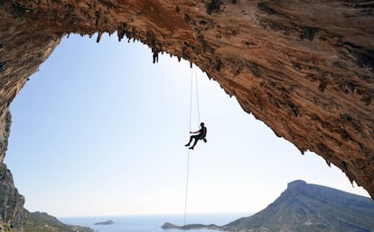 Acantilados de piedra caliza en la isla griega de Kalymnos.