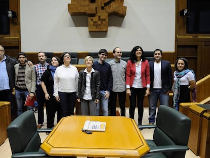 Los 11 parlamentarios de Podemos visitan el hemiciclo de la Cámara vasca tras entregar sus credenciales.