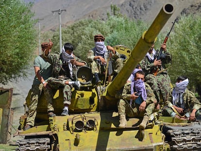 Membros da Frente de Resistência Nacional, em um tanque da era soviética enquanto patrulham ao longo de uma estrada na área de Astana de Bazarak, na província de Panshir, em 27 de agosto.