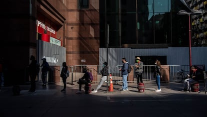 Personas hacen fila en la oficina de la Administración del Fondo de Cesantía, en Santiago, Chile, el 17 de abril de 2020.
