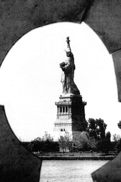 1976: la estatua de la Libertad vista a través de una ventana de un hospital en Ellis Island.