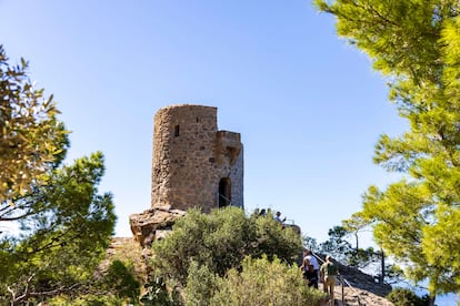 Visitantes en la torre del Verger, cerca de la localidad de Banyalbufar (Mallorca).