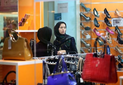 Dos iraníes en un centro comercial en Chabahar.