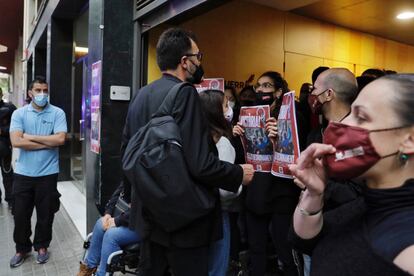 Uno de los jóvenes desahuciados ha manifestado a los medios ante la sede de ERC: "Nosotros hemos perdido nuestra casa, pero hemos ganado el apoyo de mucha gente. Seguiremos plantando cara porque aquí en Catalunya hay un Govern que está de rodillas ante el Tribunal Constitucional. Nosotros no seremos un brazo ejecutor del Tribunal Constitucional como ha sido hoy Pere Aragonès". En la imagen, Lluis Salvado, de ERC, accede a la sede del partido.