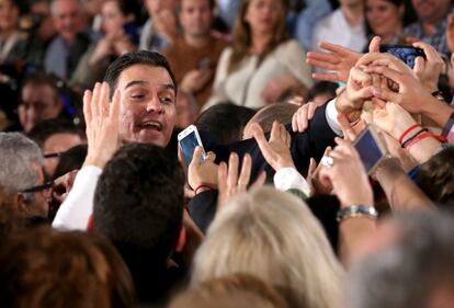 Pedro Sánchez estrecha las manos de sus simpatizantes tras el mitin de Badajoz.