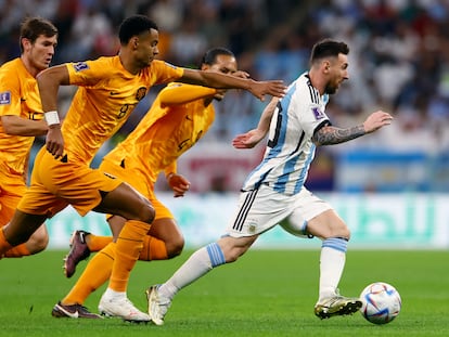 Messi dejaba atrás a los holandeses Cody Gakpo, Virgil van Dijk y Marten de Roon, el viernes en Lusail (Qatar).