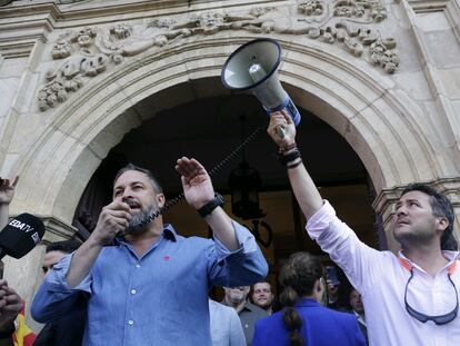 El presidente de Vox, Santiago Abascal, a la izquierda, durante un acto de precampaña el jueves en la plaza San Marcelo de León.