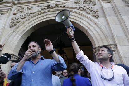 El presidente de Vox, Santiago Abascal, a la izquierda, durante un acto de precampaña el jueves en la plaza San Marcelo de León.