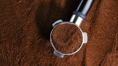 Este café molido, con una mezcla de grano arábico y robusta, tiene unas notas aromáticas muy intensas.