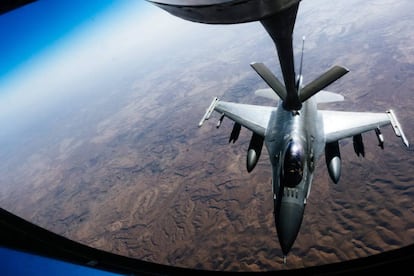 Un caza F-16 de los Estados Unidos se aproxima para abastecerse de combustible a un avión cisterna KC-135 Stratotanker sobre Irak, en una misión de lucha contra el Estado Islámico.