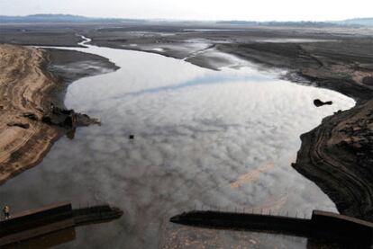 El embalse de A Fervenza, prácticamente vacío, en 2007, cuando se produjeron los hechos que han dado lugar a la condena.