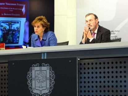 Josune Ariztondo y Pello Salaburu, en el acto sobre el libro de Etxepare.