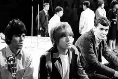 De izquierda a derecha, Keith Richards, Brian Jones e Ian Stewart, en<i> Ready steady go,</i> programa de la televisión británica, en 1966.