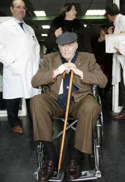 Alfredo di Stéfano, ayer a su salida del hospital La Fe.