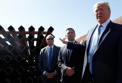 El presidente de Estados Unidos, Donald Trump, durante la visita a una sección del muro fronterizo México-Estados Unidos en Otay Mesa, California, EE.UU.