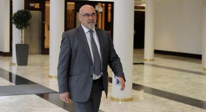 Pastor se dirige a su comparecencia en la sala de prensa del Parlamento.