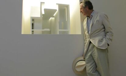 Rafael Moneo ante la maqueta de una de sus obras