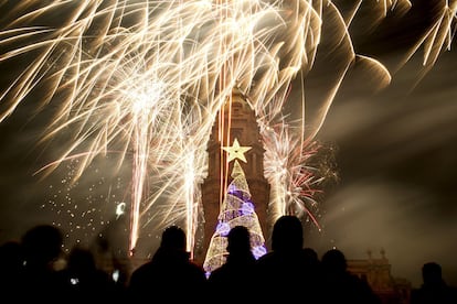 Fuegos artificiales iluminan el cielo soble la ciudad de Oporto (Portugal).