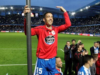 El delantero del Deportivo, Pedro Sánchez, celebra el pase al play-off de su equipo.