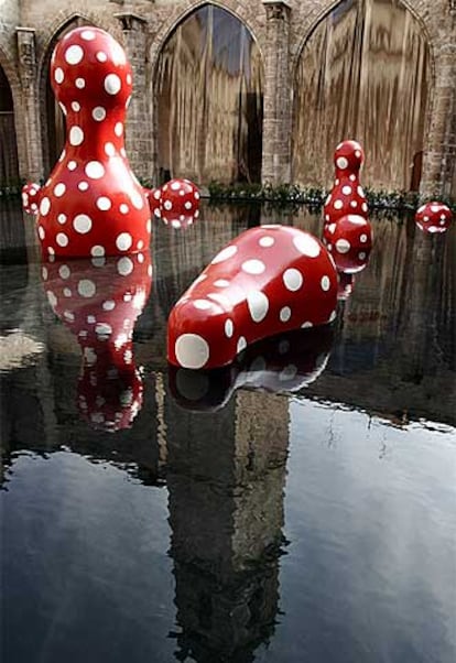 Obra de Kusama, en uno de los claustros.