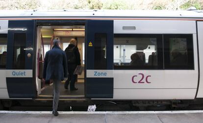 Vag&oacute;n silencio de un tren de Londres.