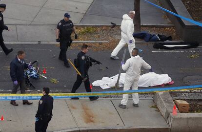 Investigadores de la Policía en la escena del crimen, tras el atropello de varias personas en un carril bici en el barrio de Tribeca, en Manhattan.