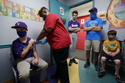 Jack Frilingos, de 12 años, recibe la vacuna de Pfizer. Estados Unidos atraviesa su mejor momento en la lucha contra el virus desde que empezó la pandemia.