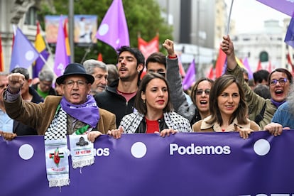 La secretaria general de Podemos, Ione Belarra (a la derecha), y la secretaria política, Irene Montero (en el centro), participan en la manifestación del Primero de Mayo, en Madrid.