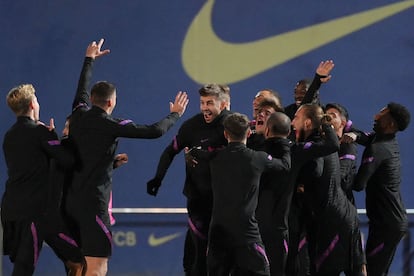 Los jugadores del Barcelona hicieron juegos en el entrenamiento previo al duelo del Benfica.